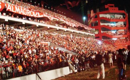 Kiper Dilempar Petasan, Pertandingan pun Dihentikan